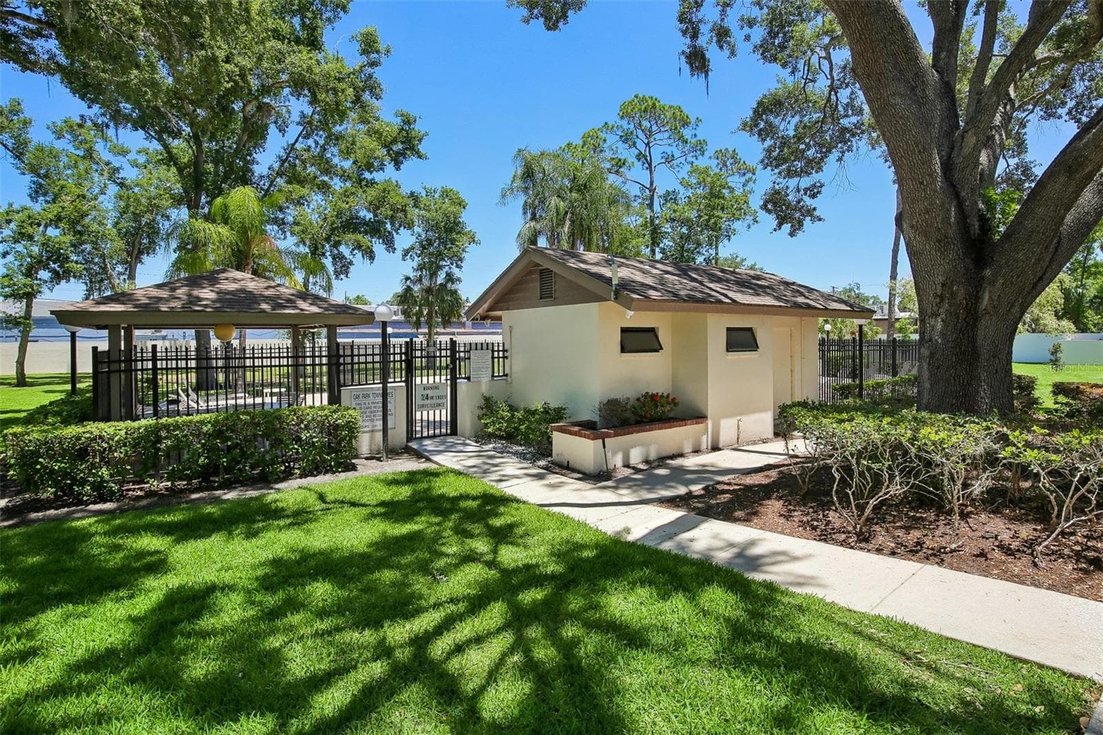 COMMUNITY POOL - 1006 CICERO LN, BRANDON