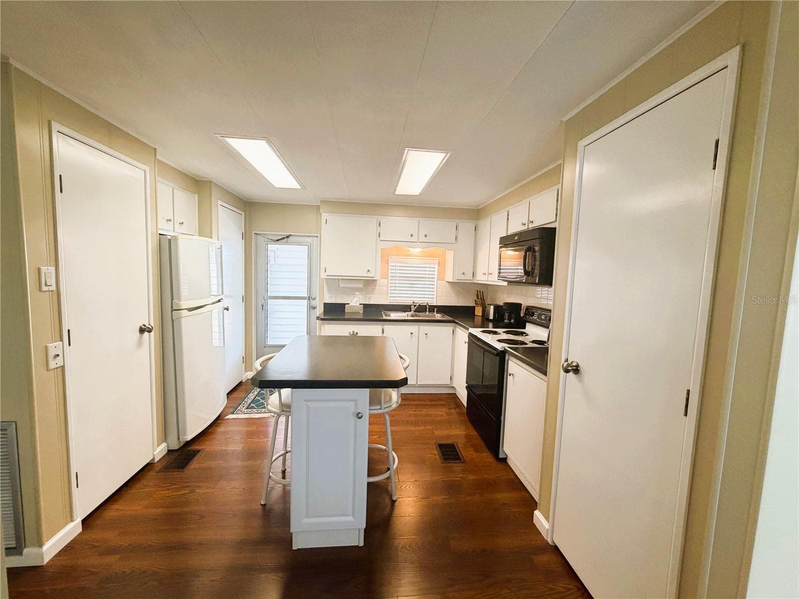 Mobile Home at 340 PALO VERDE DR, LEESBURG, photo 5 of 38