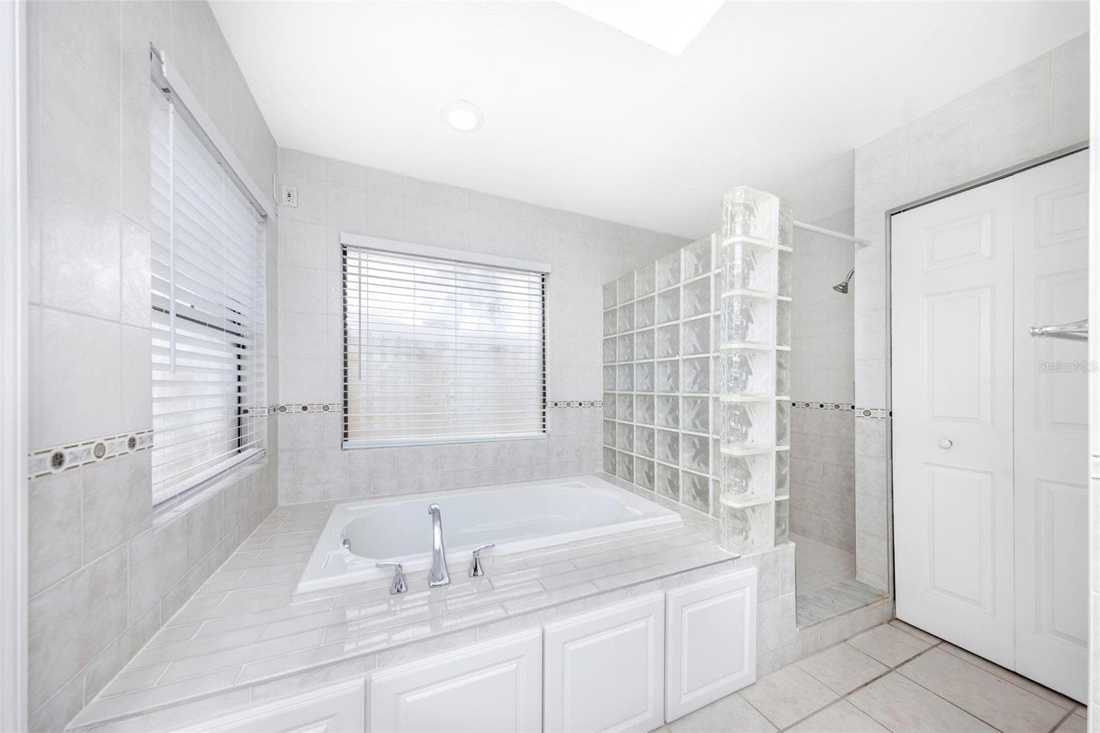 Master Bathroom - Tub - 3334 BRIAN RD N, PALM HARBOR