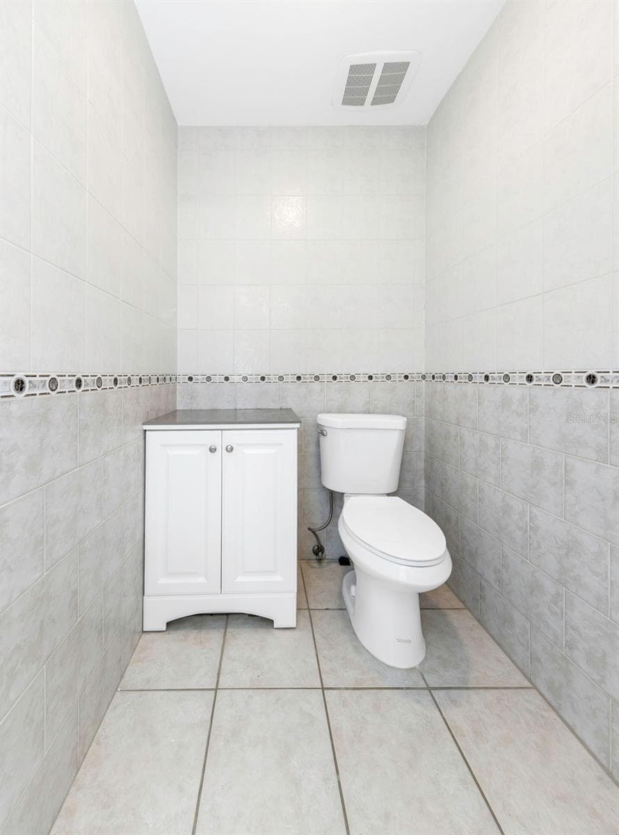 Master Bathroom - Commode - 3334 BRIAN RD N, PALM HARBOR