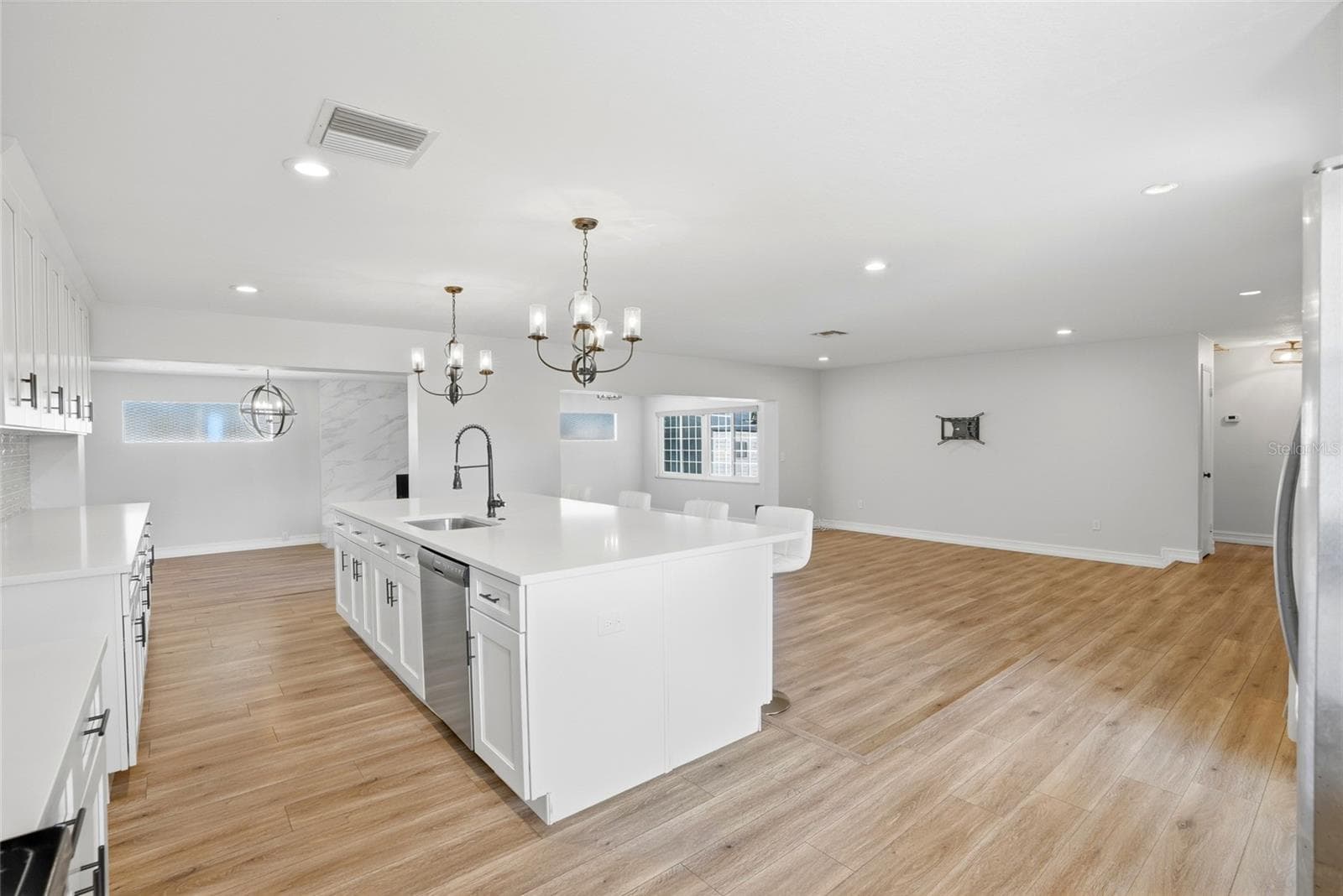 Single Family Residence at 1349 VIEWTOP DR, CLEARWATER, photo 6 of 31
