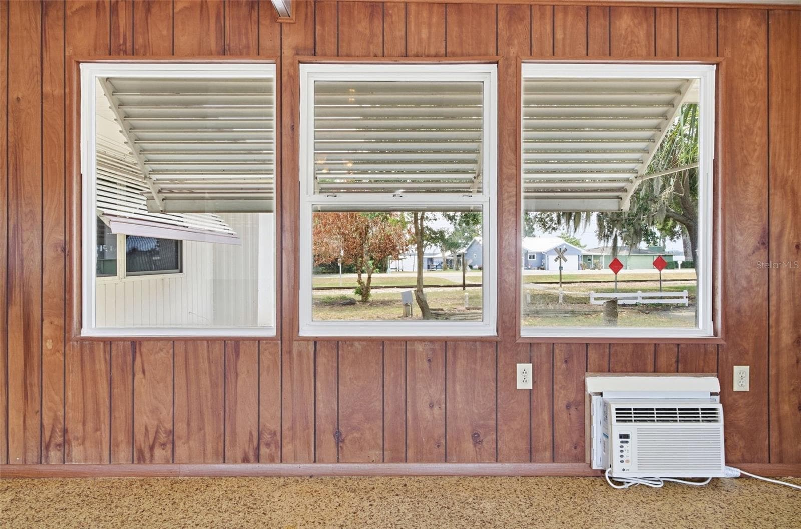 FLORIDA ROOM - 14742 MANDARIN ST, TAVARES