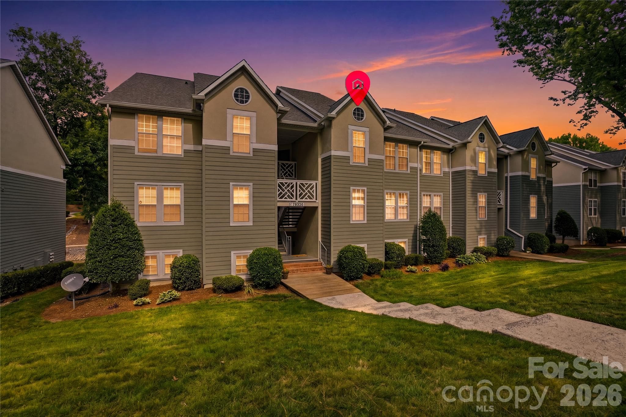 Third floor condo with vaulted ceilings - 19823 Henderson Road, Cornelius