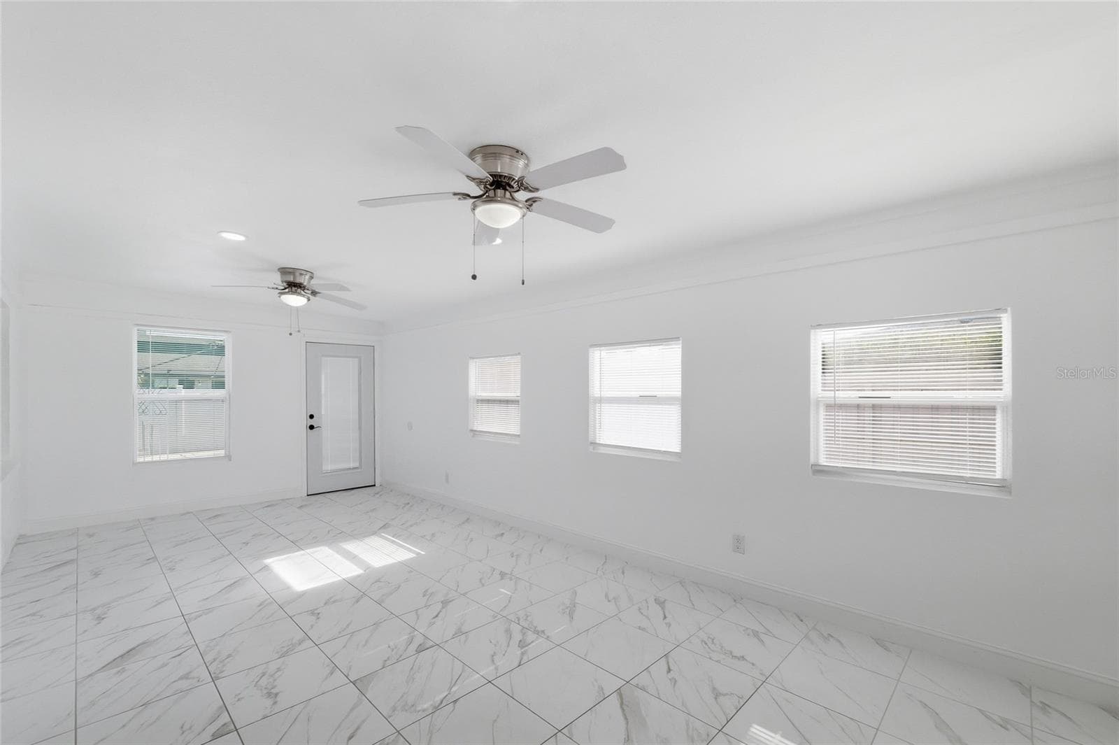 Single Family Residence at 11807 NICKLAUS CIR, TAMPA, photo 7 of 51