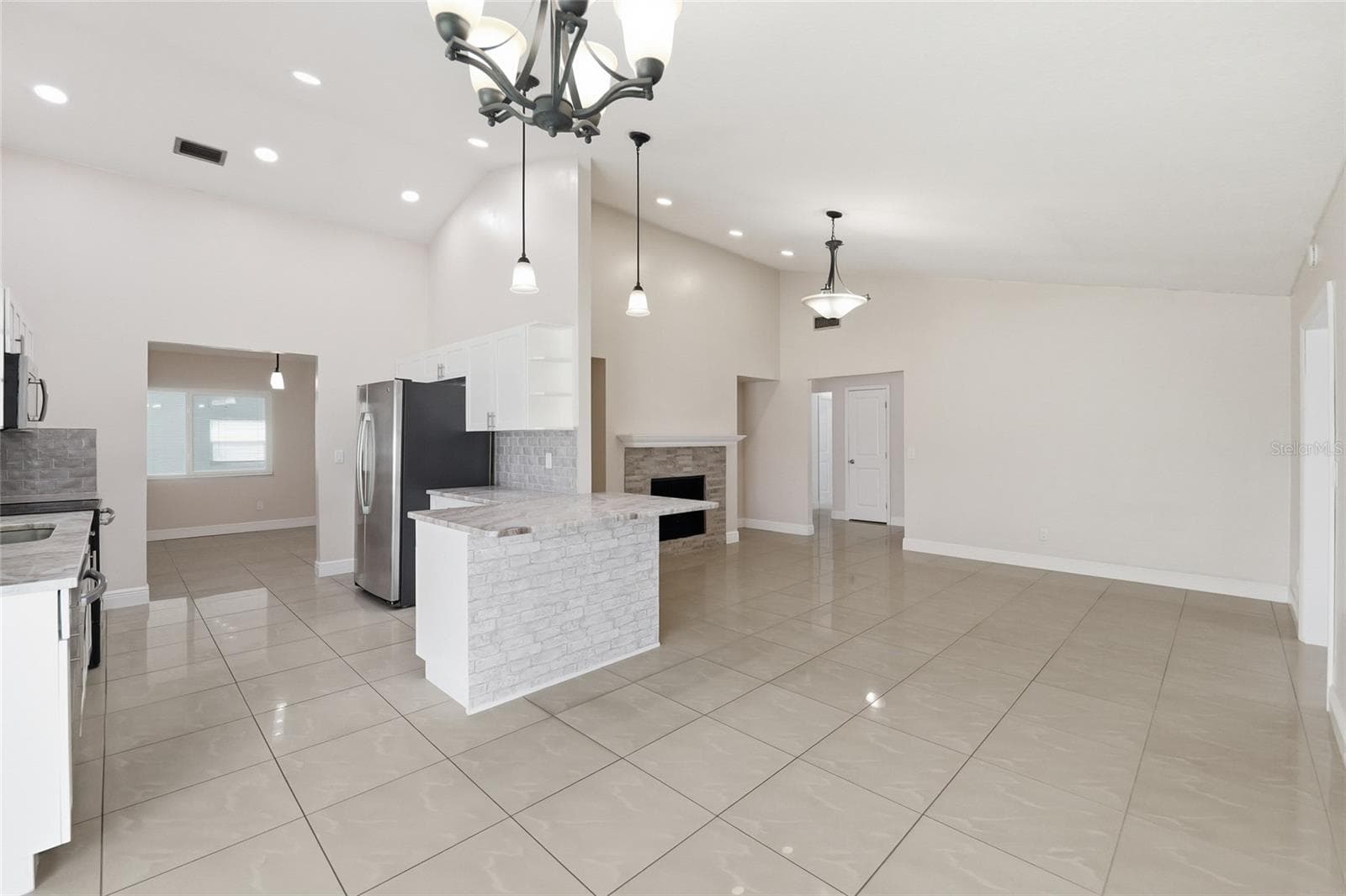 Single Family Residence at 11807 NICKLAUS CIR, TAMPA, photo 10 of 51
