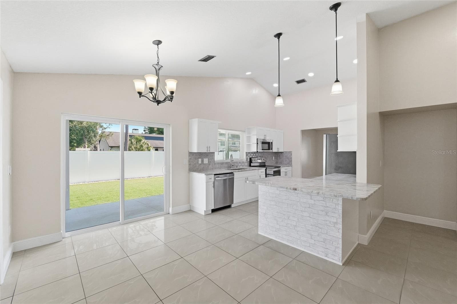 Single Family Residence at 11807 NICKLAUS CIR, TAMPA, photo 13 of 51