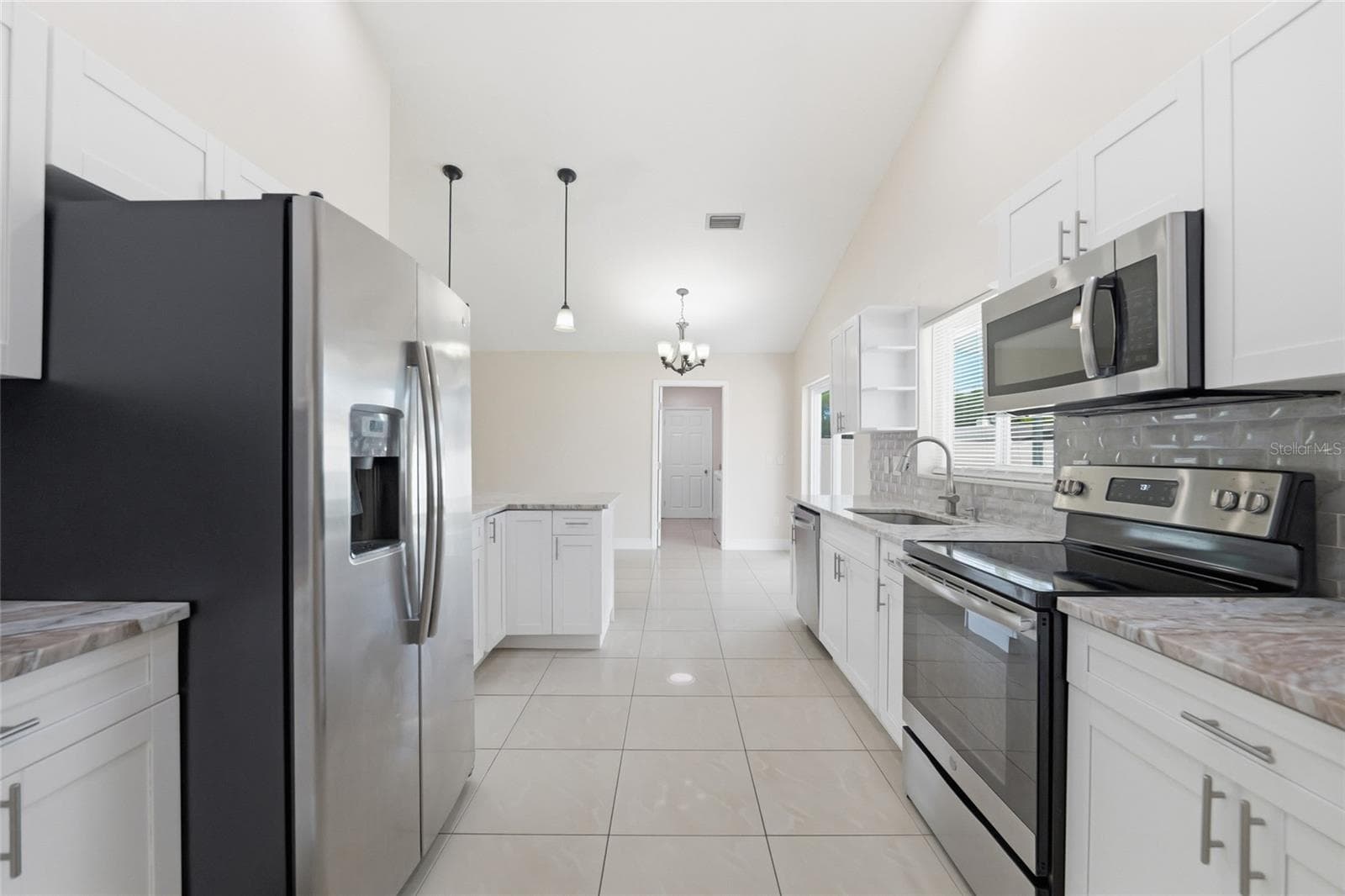Single Family Residence at 11807 NICKLAUS CIR, TAMPA, photo 15 of 51