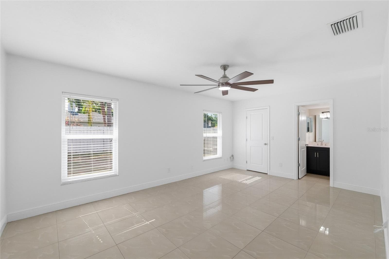 Single Family Residence at 11807 NICKLAUS CIR, TAMPA, photo 18 of 51
