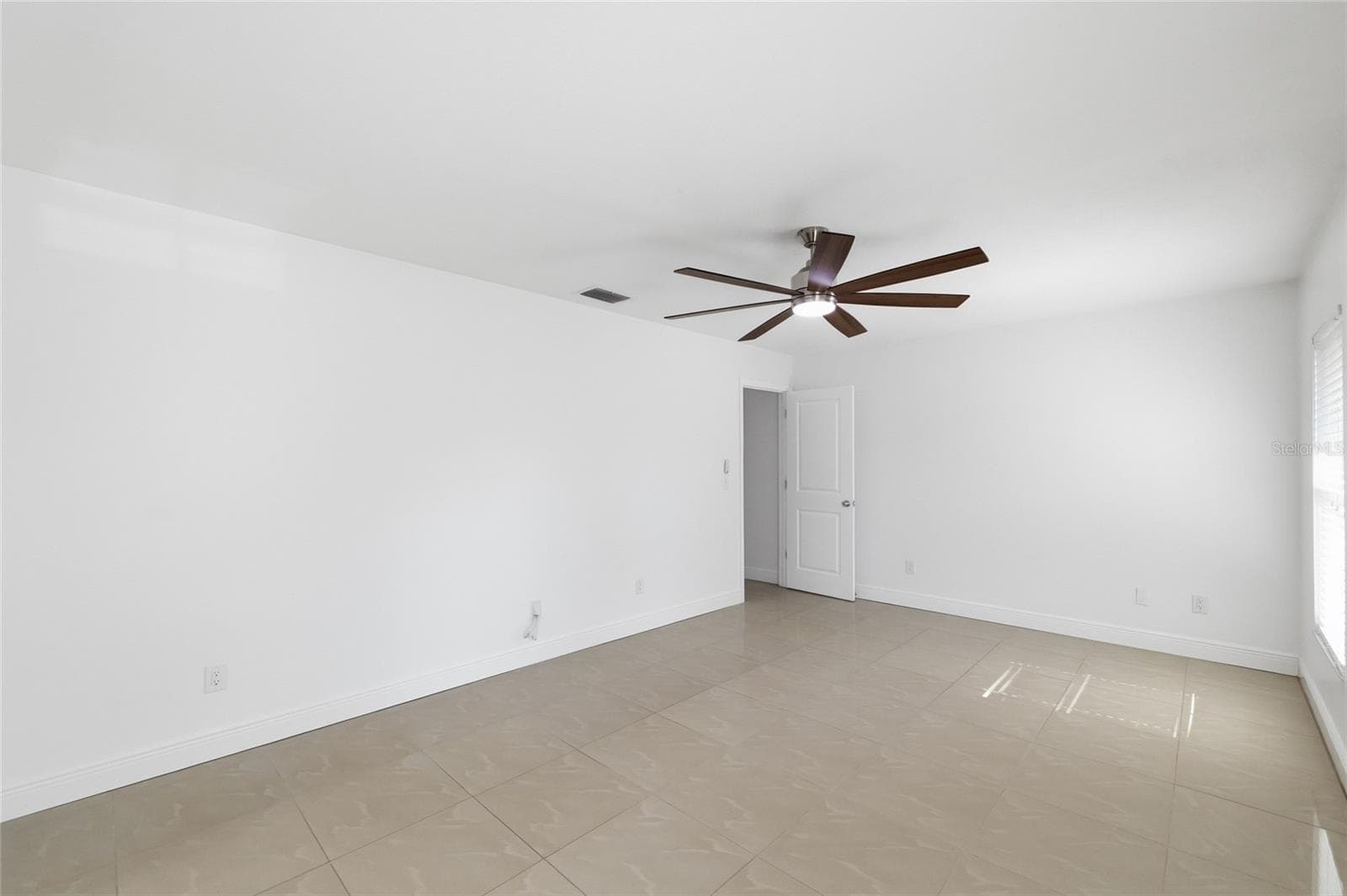 Single Family Residence at 11807 NICKLAUS CIR, TAMPA, photo 19 of 51