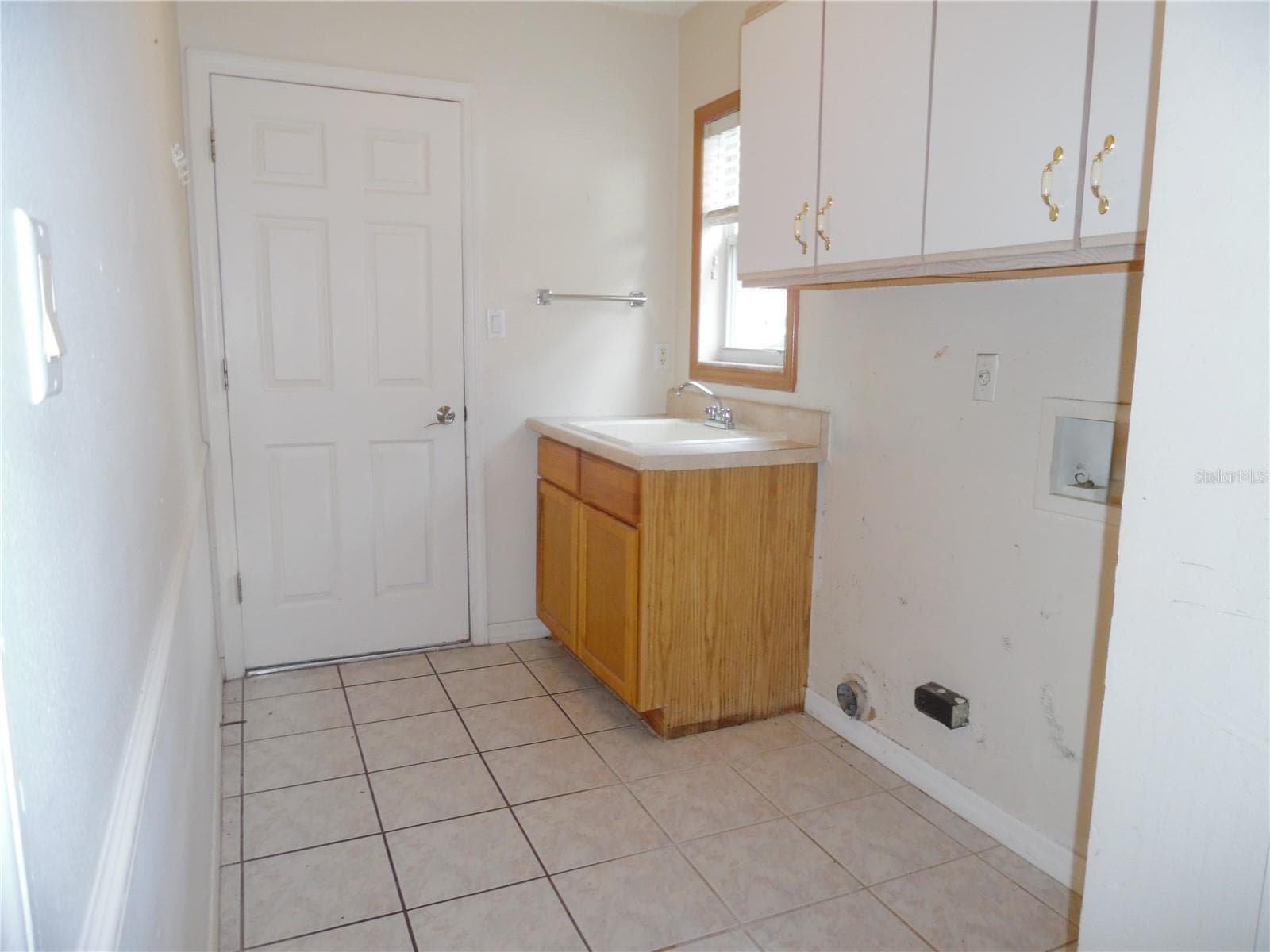 Large laundry room with sink and also closet - 24947 CRANES ROOST CIR, LEESBURG