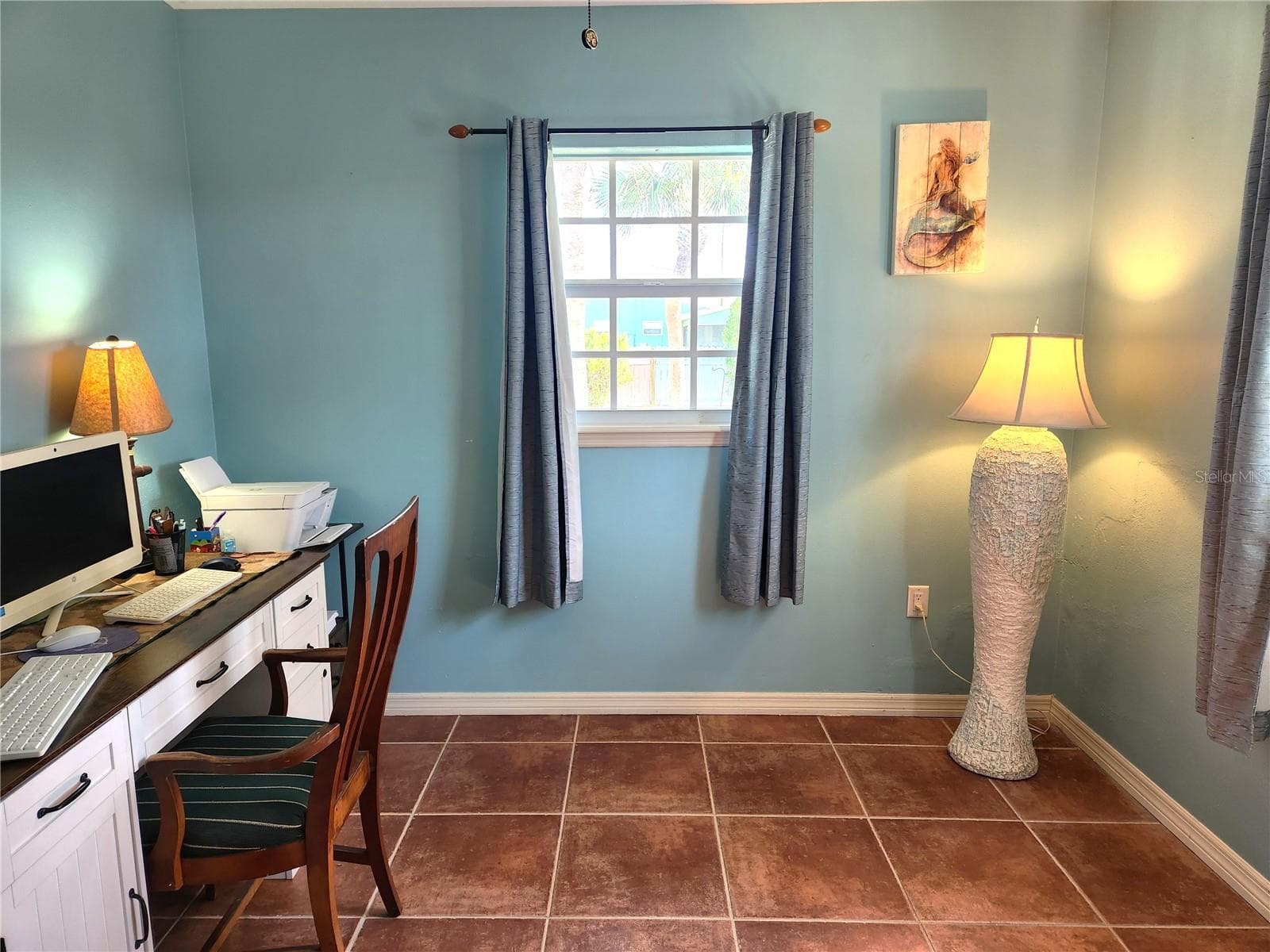 Guest bedroom flex space with tropical backyard view - 316 ALBA ST E, VENICE