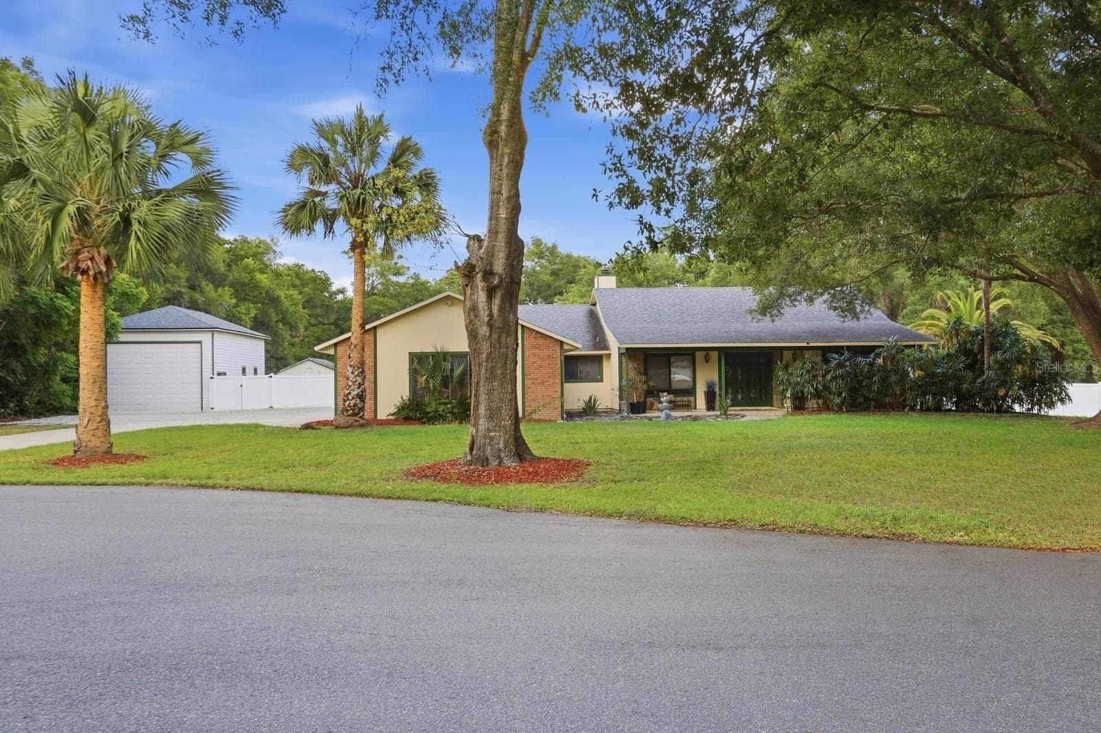 Beautiful 2.5 Acre Estate Surrounded by mature Trees - 3501 HILL STREAM AVE, APOPKA