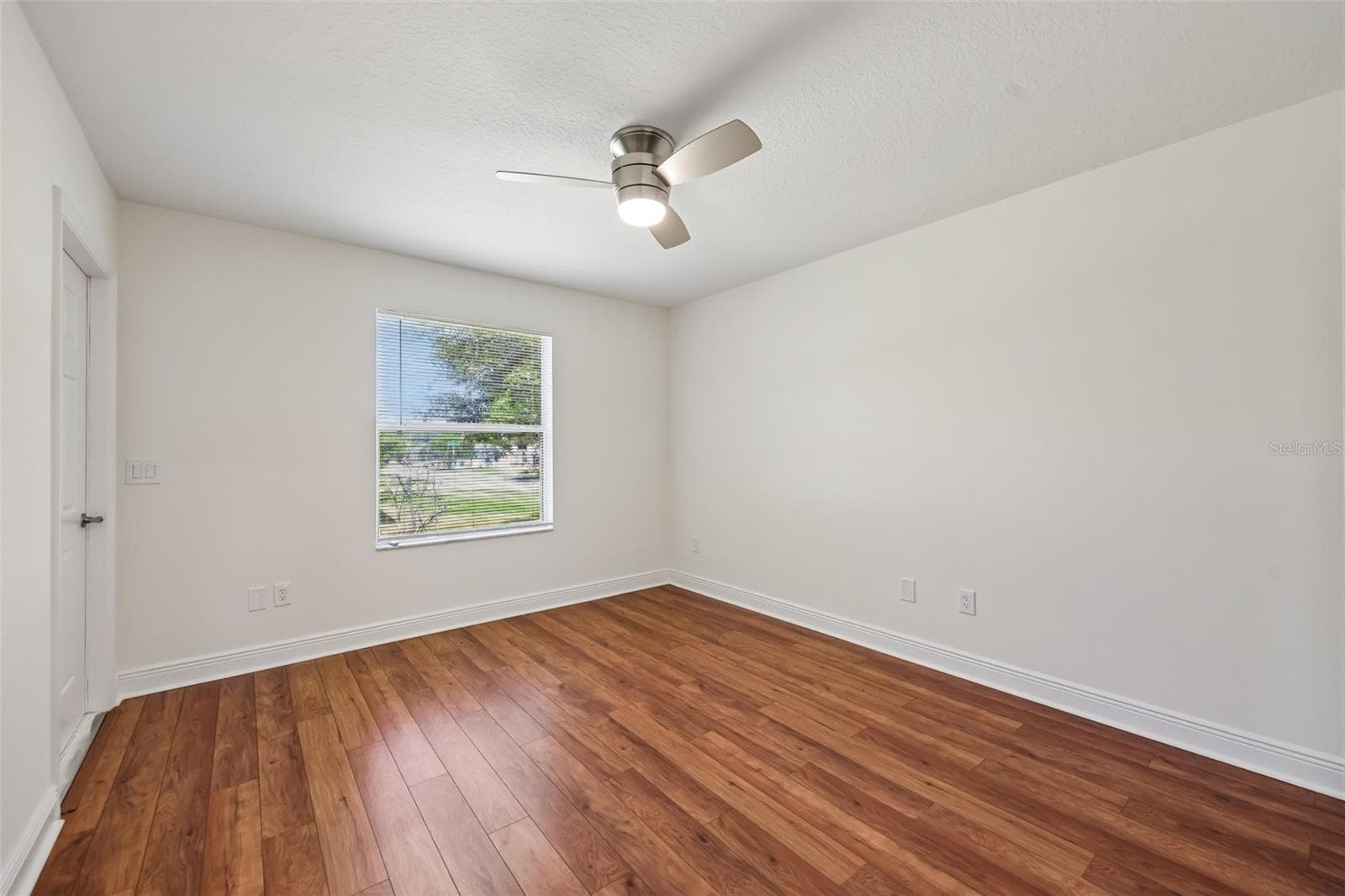 3rd Bedroom with access door to lanai - 1000 KENOVA AVE, THE VILLAGES