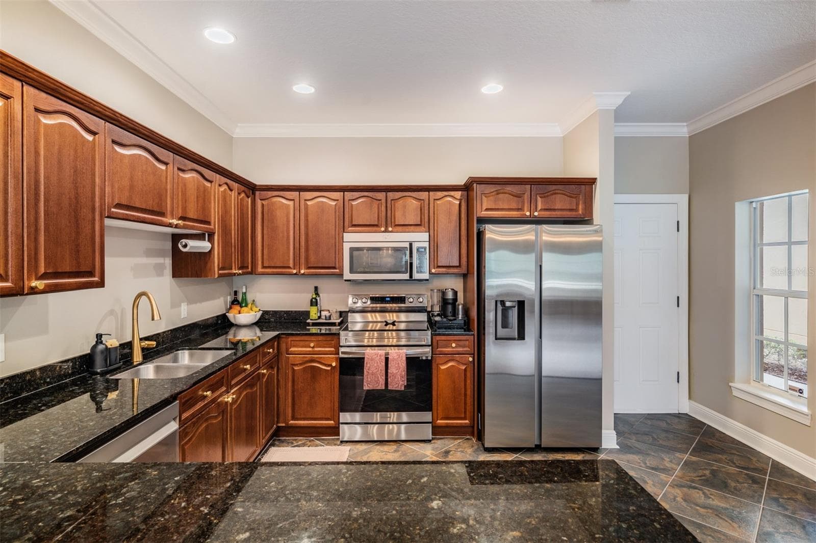 Townhouse at 415 BARCELONA DR, ST PETERSBURG, photo 14 of 38
