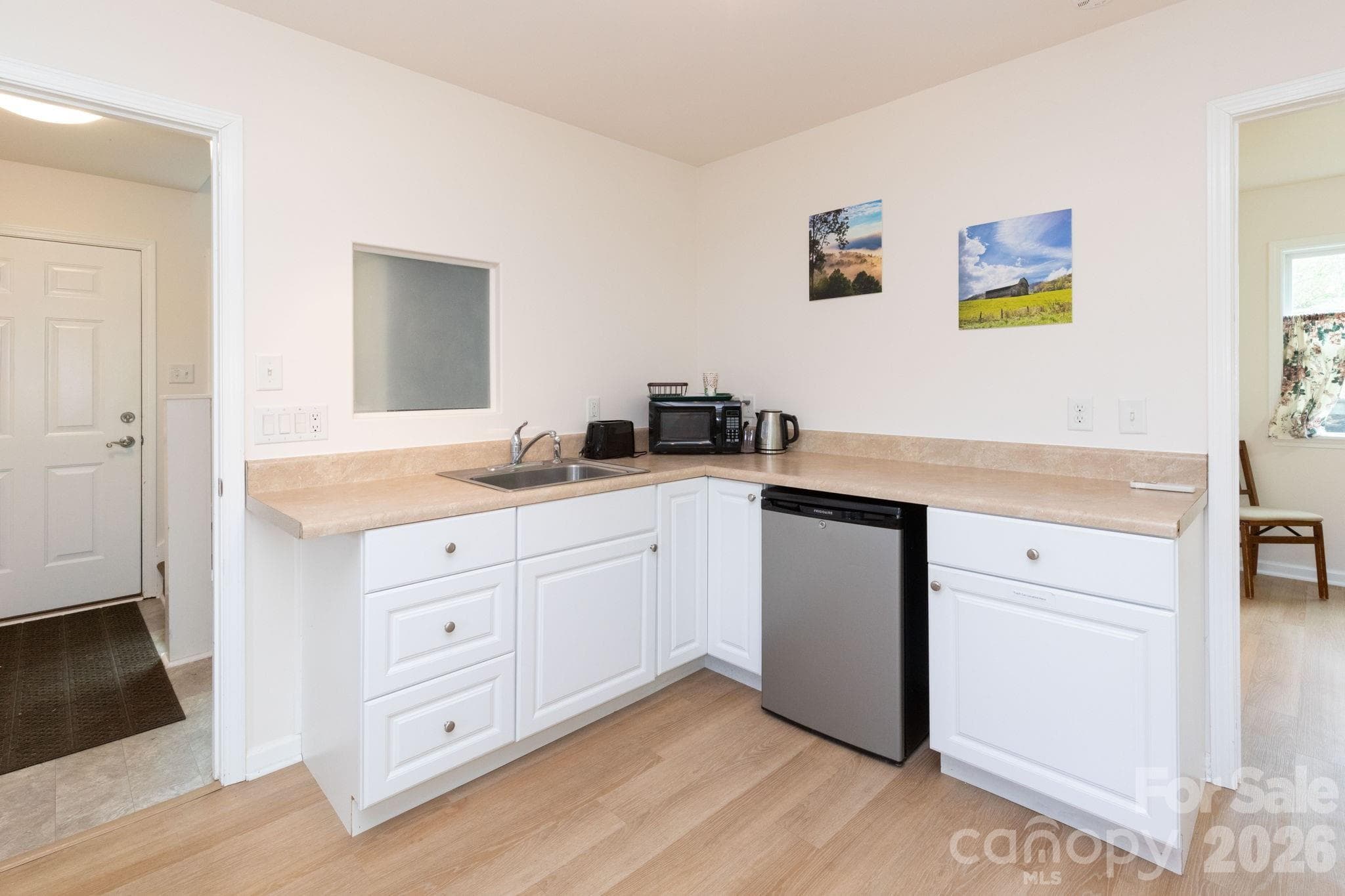 Main Level Kitchenette - Clyde