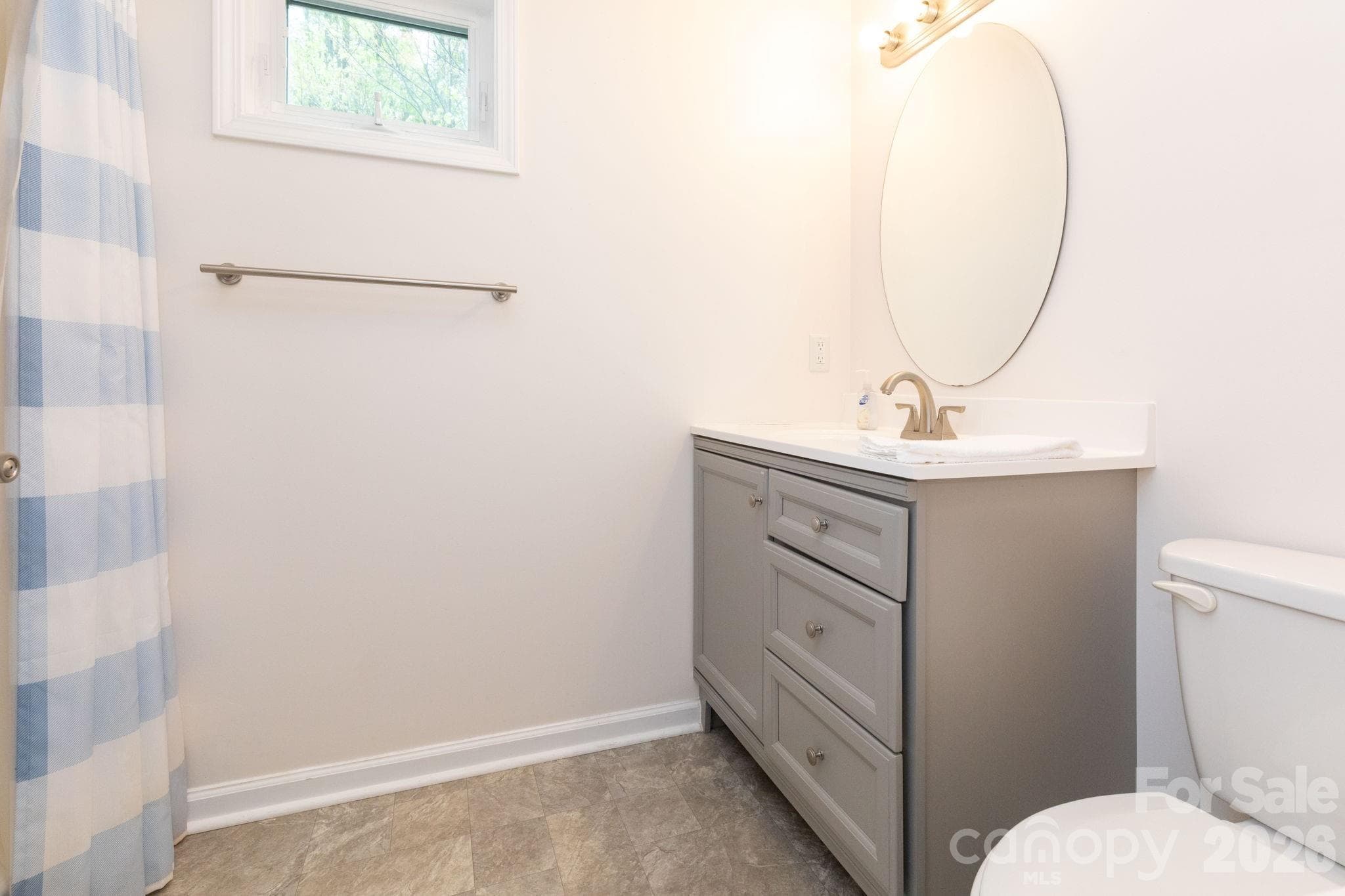 Main Level Bathroom - Clyde