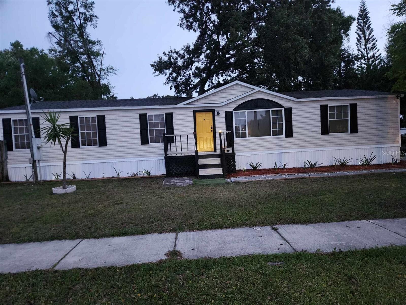 Manufactured Home at 9653 4TH AVE, ORLANDO, photo 2 of 34