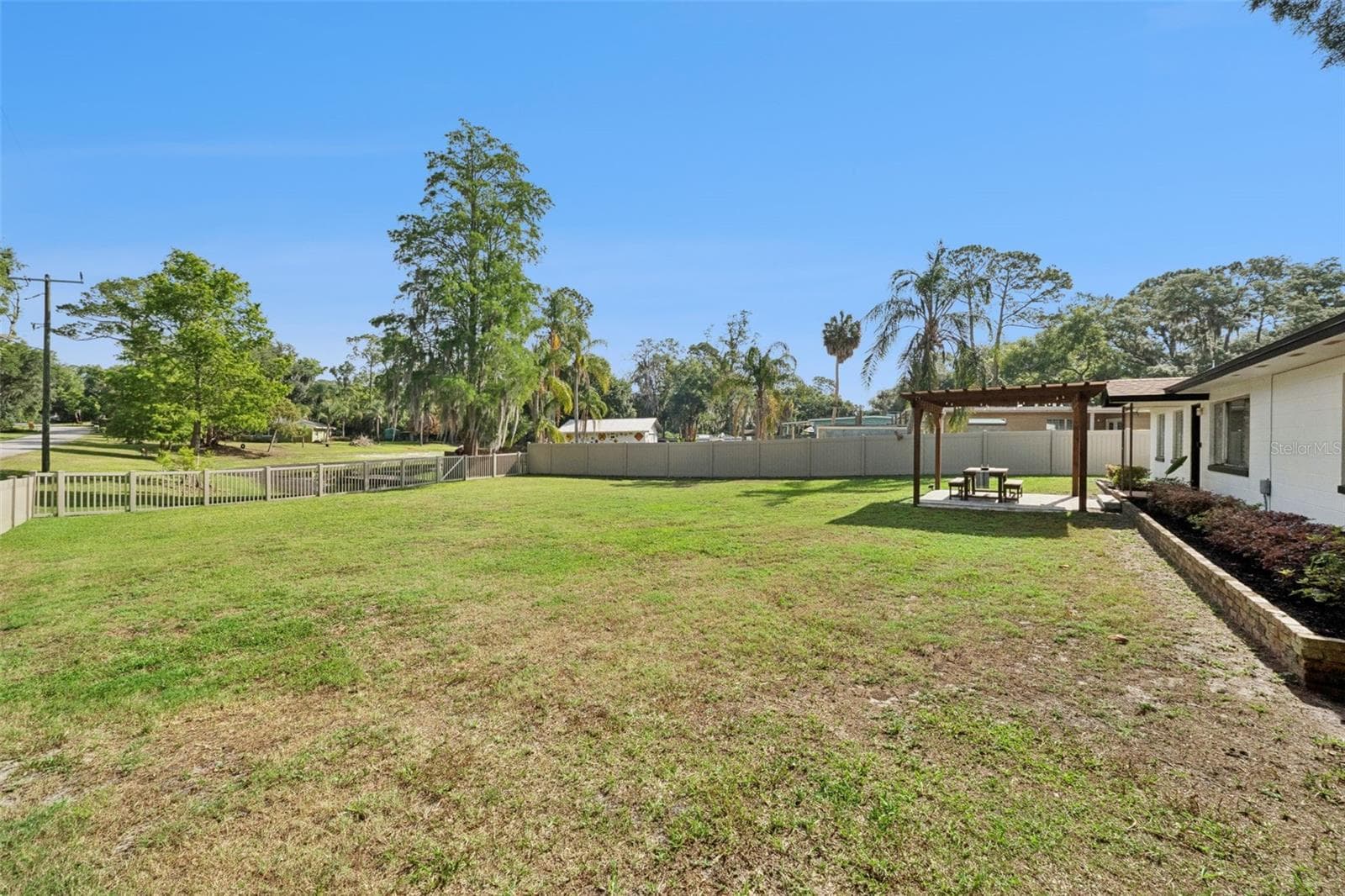 Room to Roam! - 219 S CRYSTAL DR, SANFORD