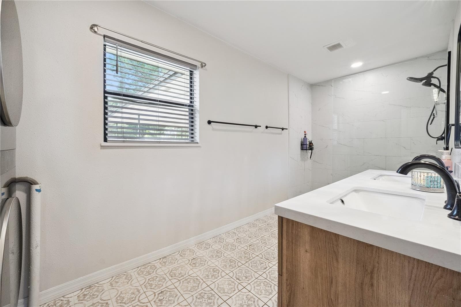 Beautifil shower! - 219 S CRYSTAL DR, SANFORD