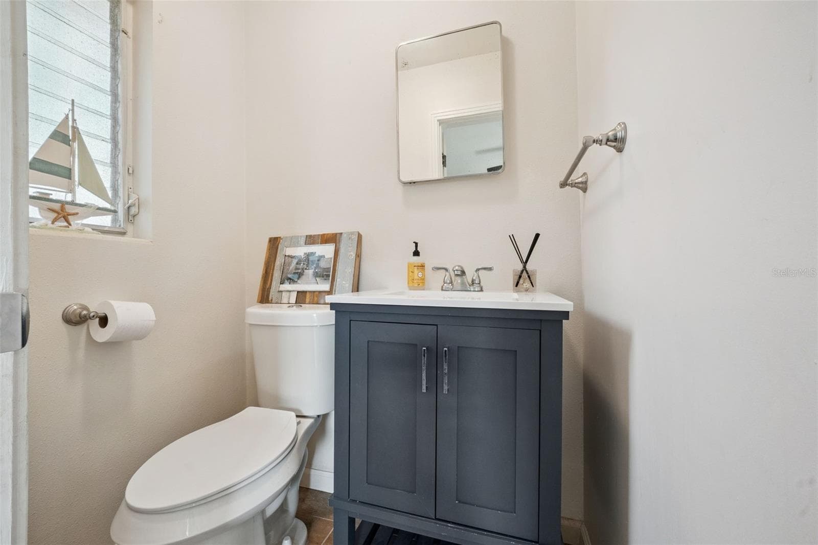 1/2 bath in second primary - 219 S CRYSTAL DR, SANFORD