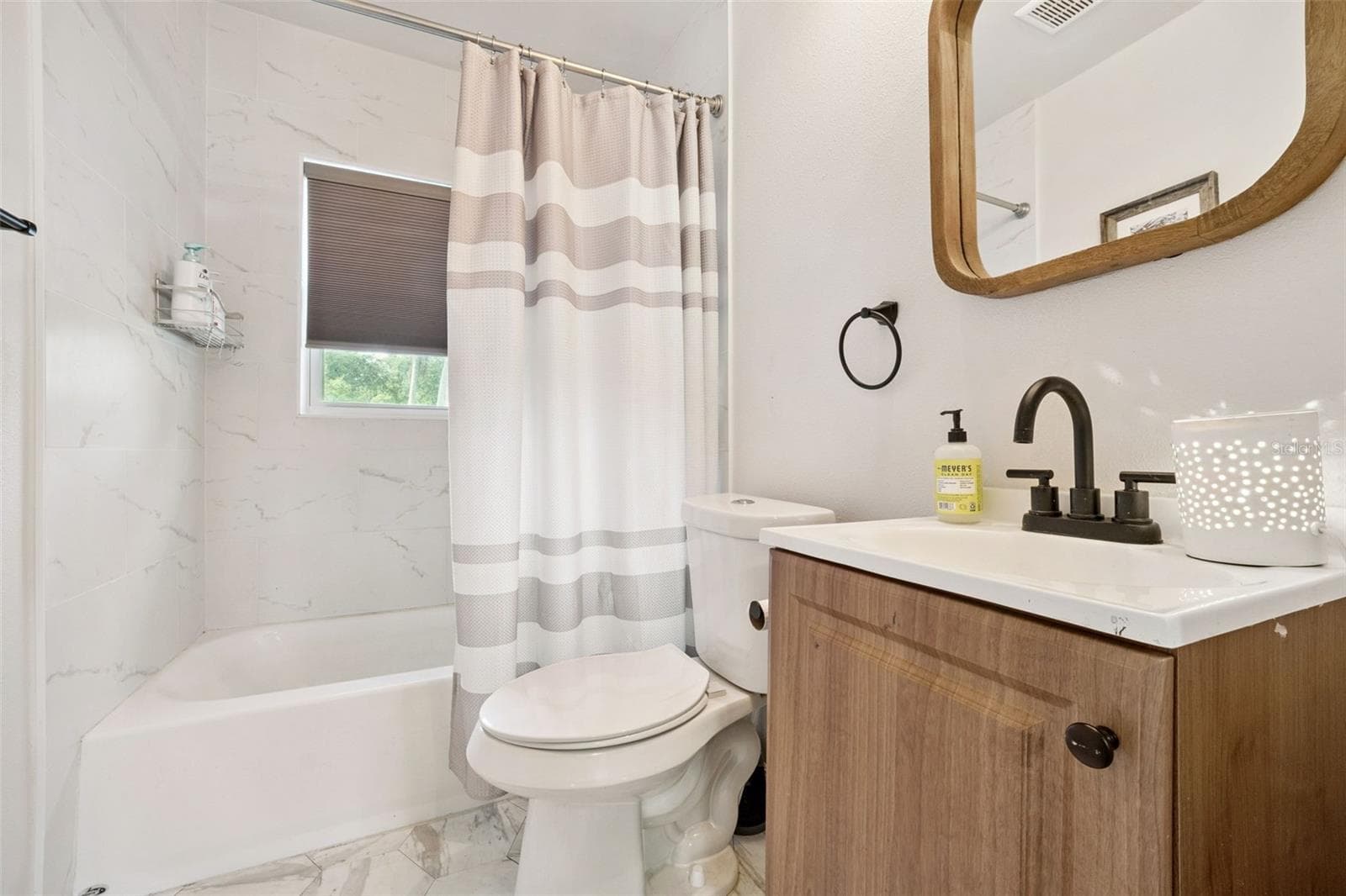 2nd Full bath with tub/shower combo! - 219 S CRYSTAL DR, SANFORD