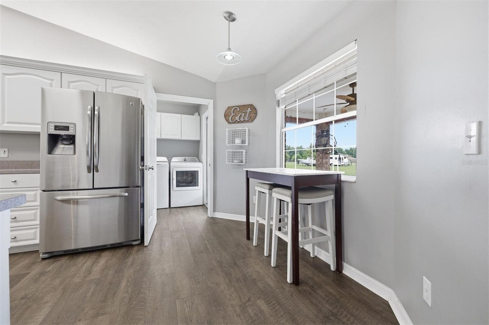 Breakfast nook - 3460 SE COUNTY ROAD 337, TRENTON