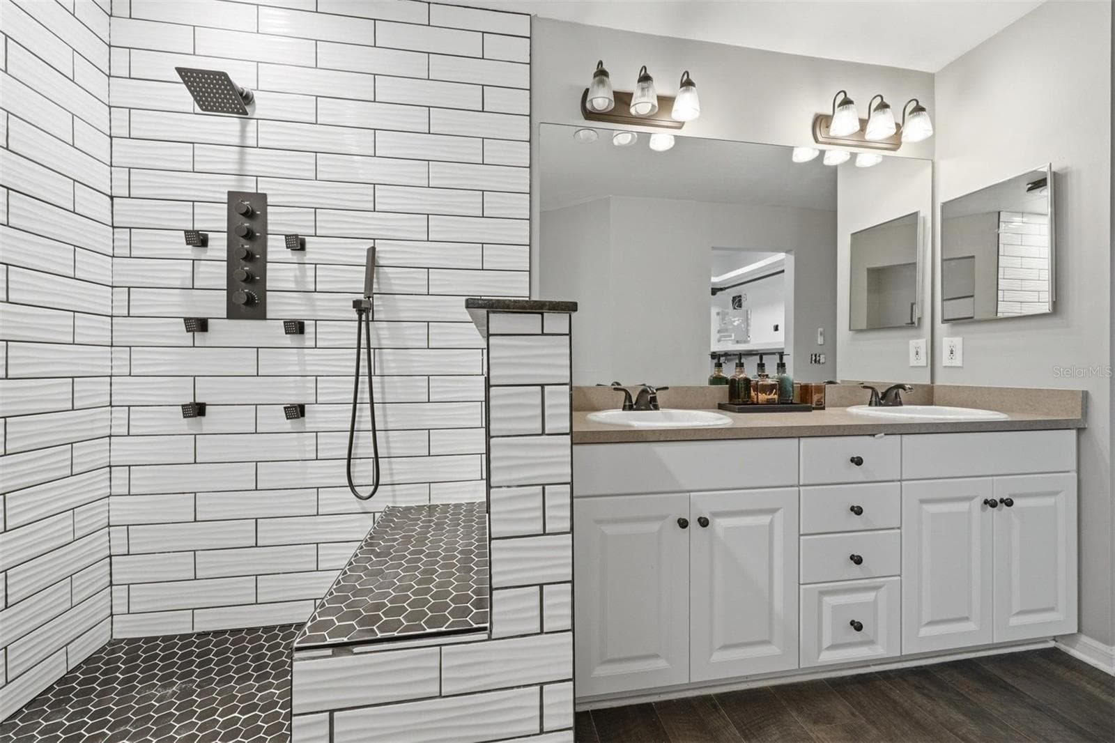 Walk In Shower W/ Bench - 3460 SE COUNTY ROAD 337, TRENTON
