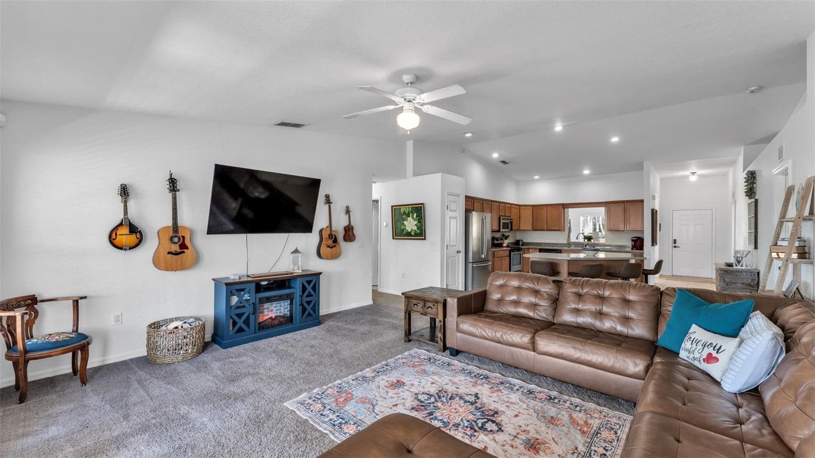 Living room - 6146 MISSION DR, LAKELAND