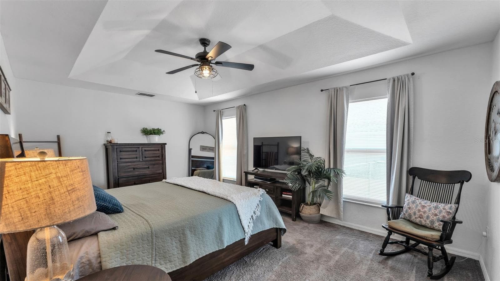Primary bedroom with en-suite - 6146 MISSION DR, LAKELAND