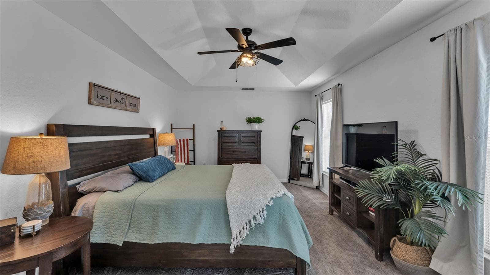 Primary bedroom with en-suite - 6146 MISSION DR, LAKELAND