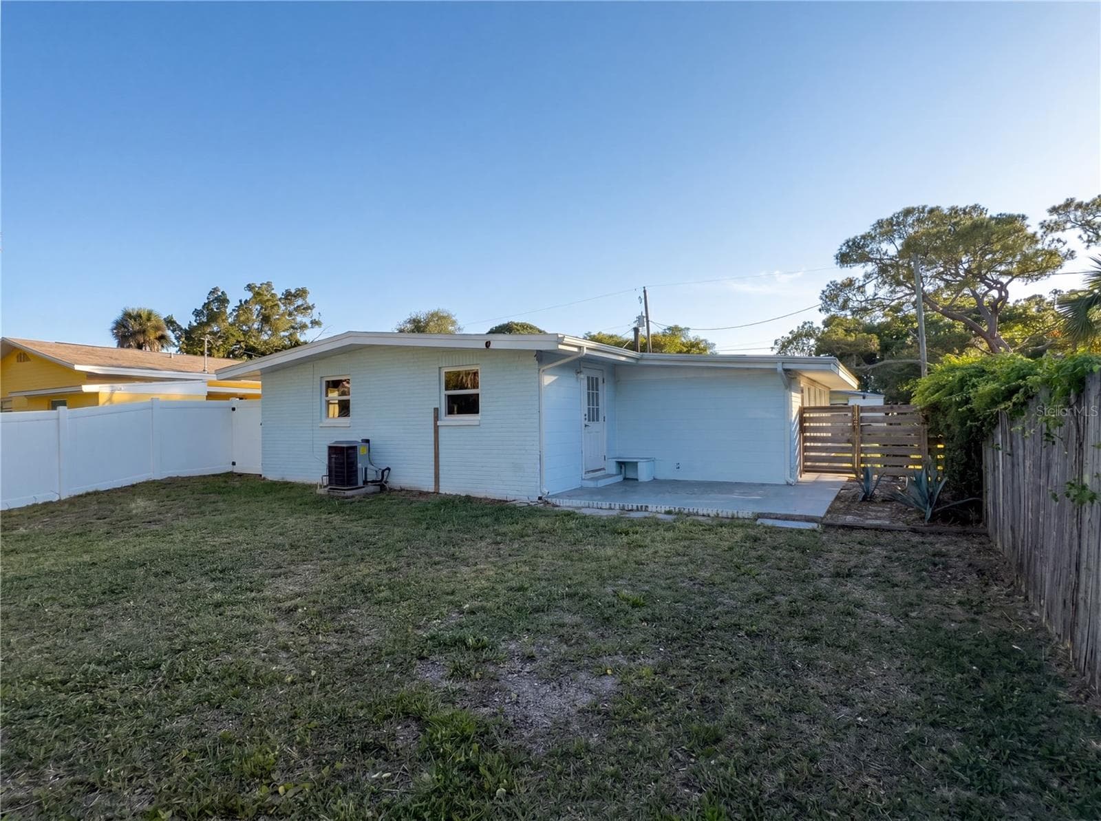 Single Family Residence at 911 NEW YORK ST, EDGEWATER, photo 5 of 17