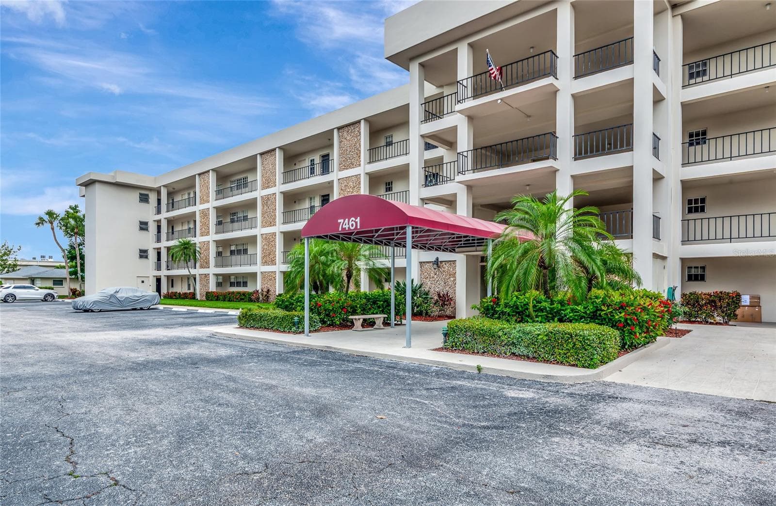7461 W COUNTRY CLUB DR N #203