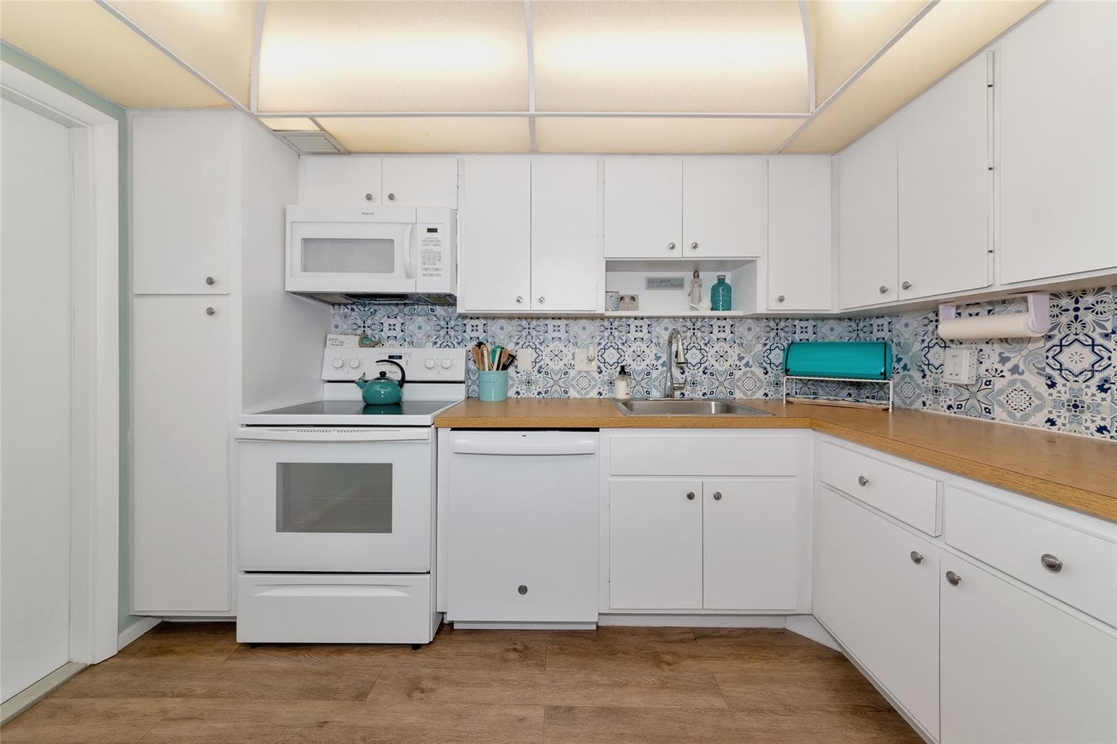 Condominium at 7461 W COUNTRY CLUB DR N #203, SARASOTA, photo 8 of 75