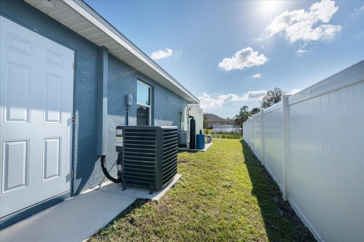 Single Family Residence at 2405 VANCOUVER LN, NORTH PORT, photo 25 of 32