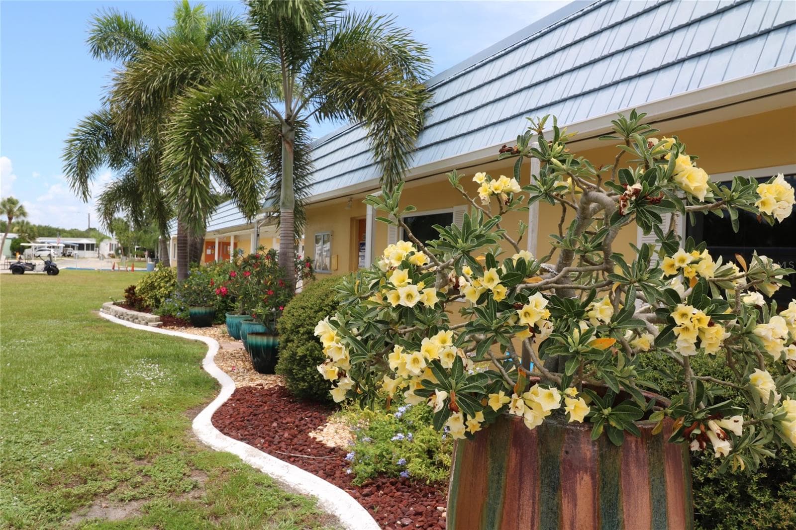 Manufactured Home at 194 S PORT ROYAL LN, APOLLO BEACH, photo 33 of 38