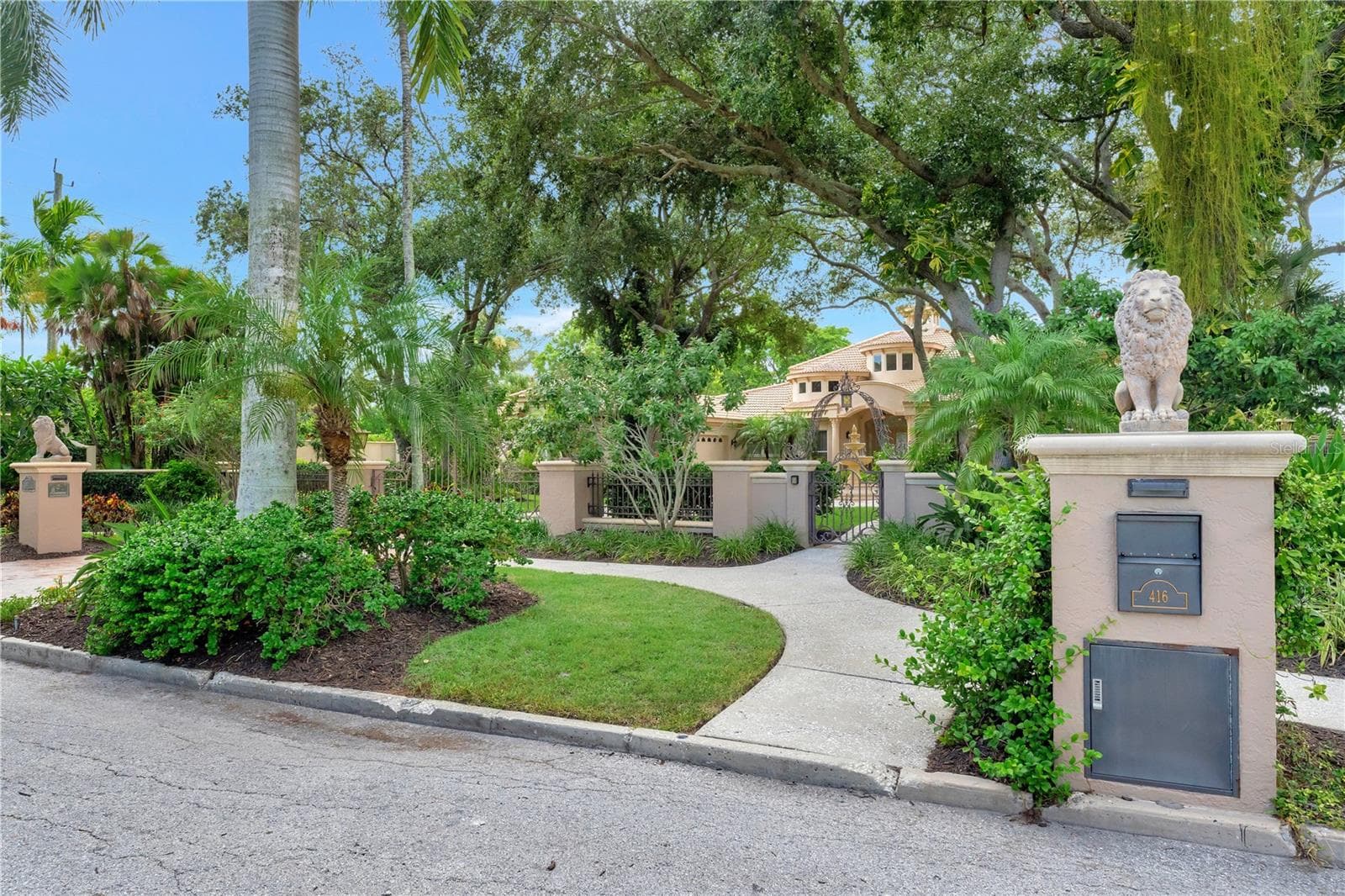 Sidewalk/Walking Entrance - 416 81ST ST W, BRADENTON