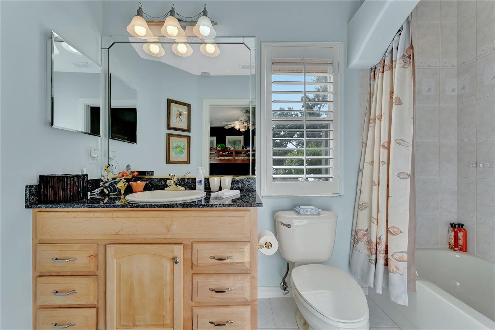 North Guest Room Bath - 416 81ST ST W, BRADENTON