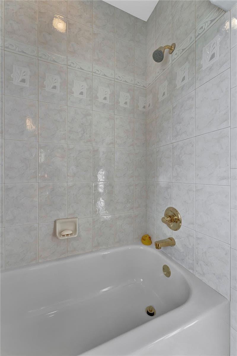 North Guest Room Bath - 416 81ST ST W, BRADENTON