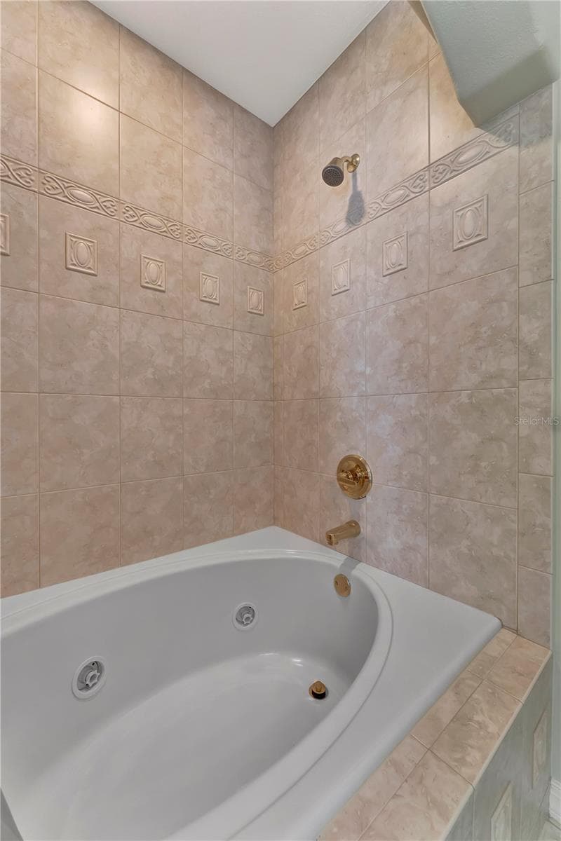 South Guest Room Bath - 416 81ST ST W, BRADENTON