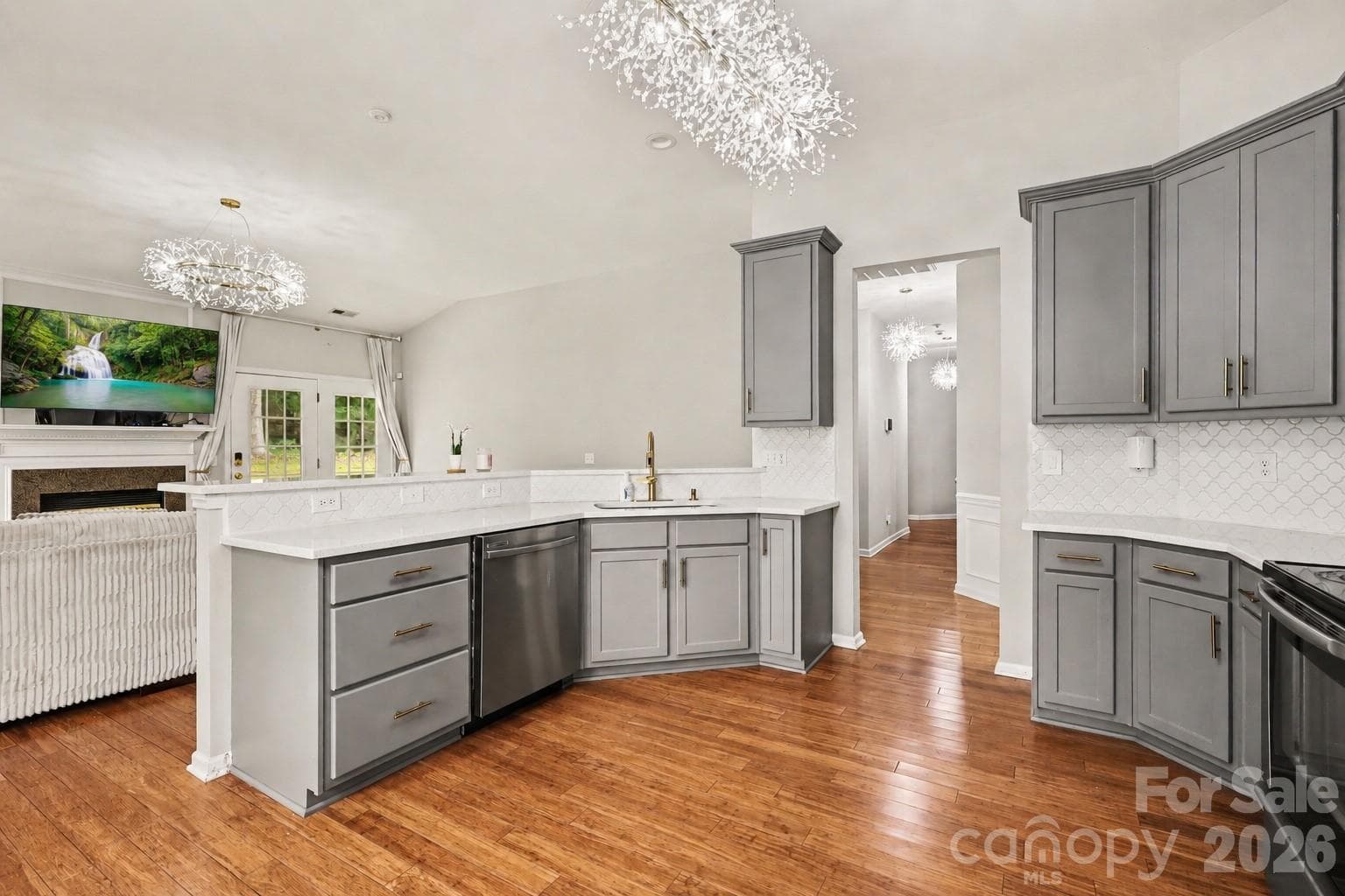 Kitchen peninsula open to family room - Charlotte