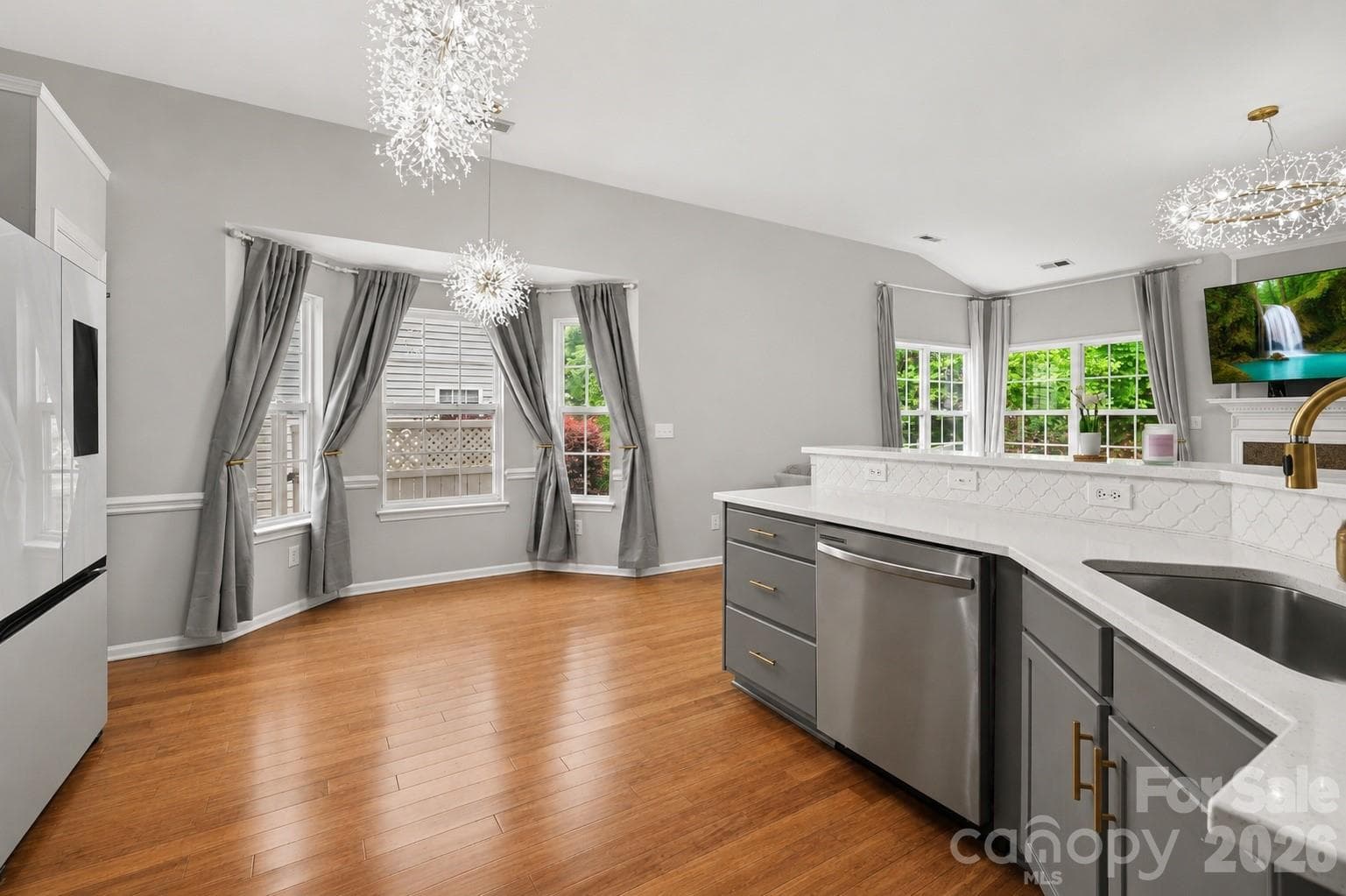 Breakfast area with bay windows connected to kitchen an family room - Charlotte