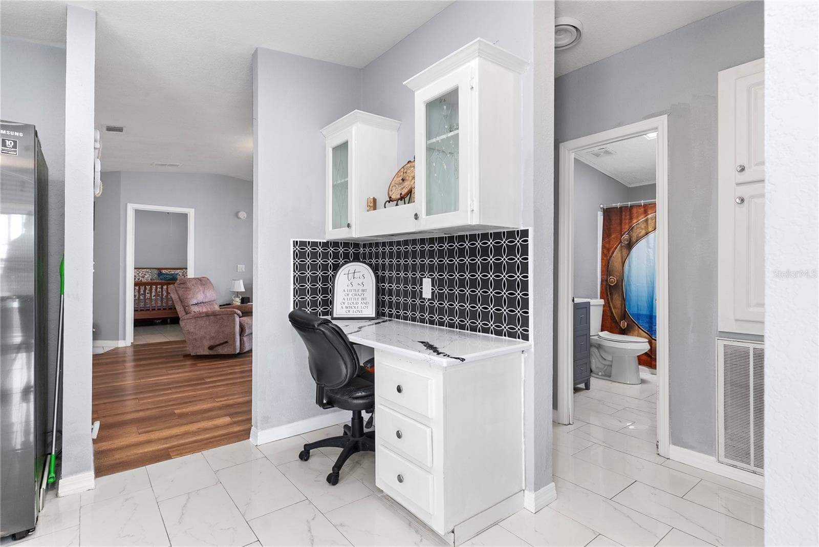 KITCHEN DESK & HUTCH - 9426 STAR GAZER LN, RIVERVIEW