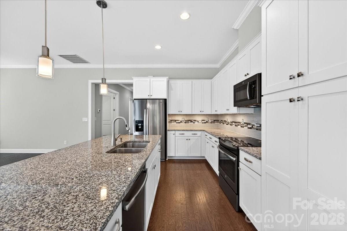 Generous Prep and Cabinet Space generous - 249 Stone Mountain Way, Denver