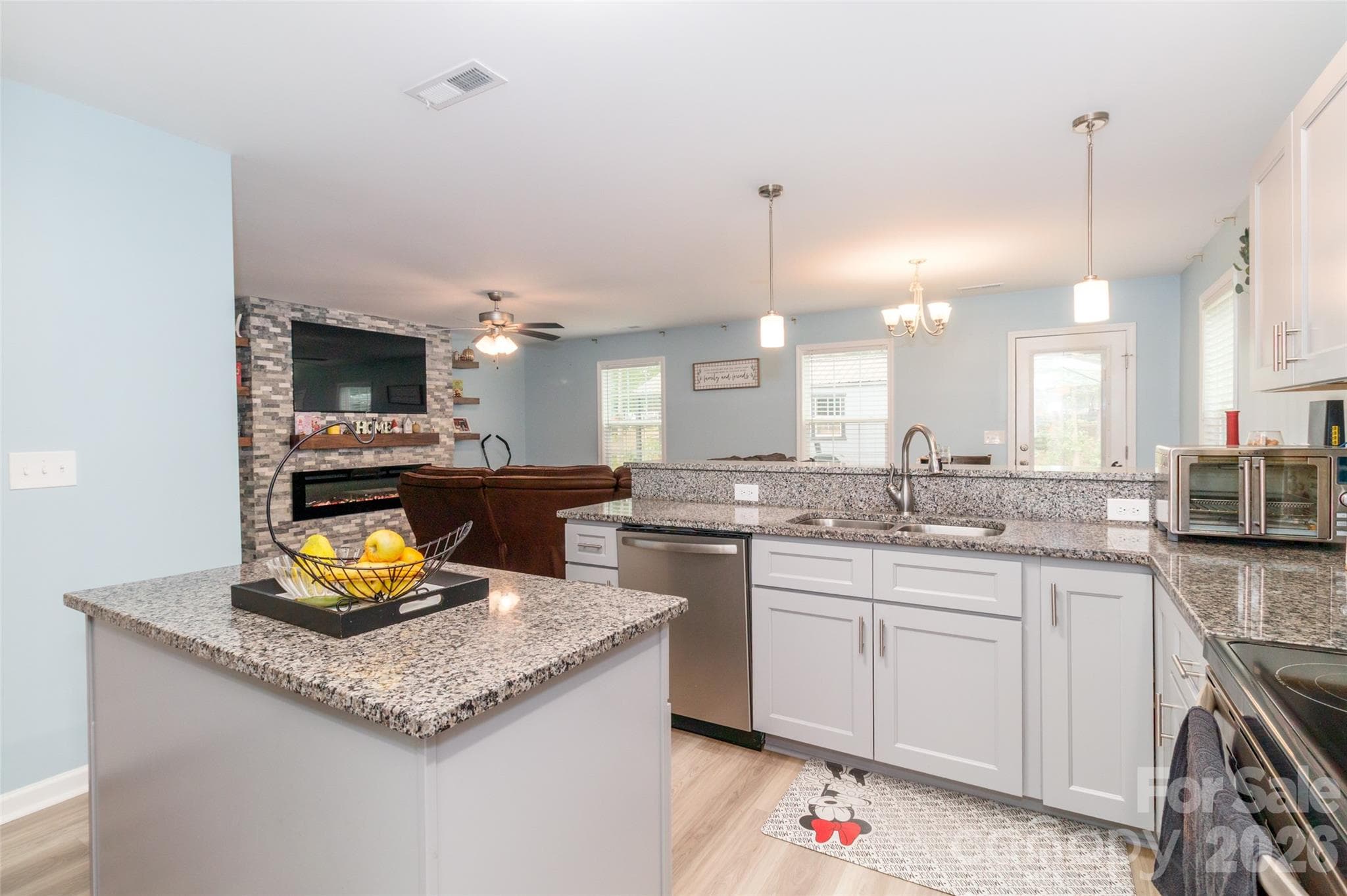 Plenty of natural light - 900 Providence Road, Lancaster