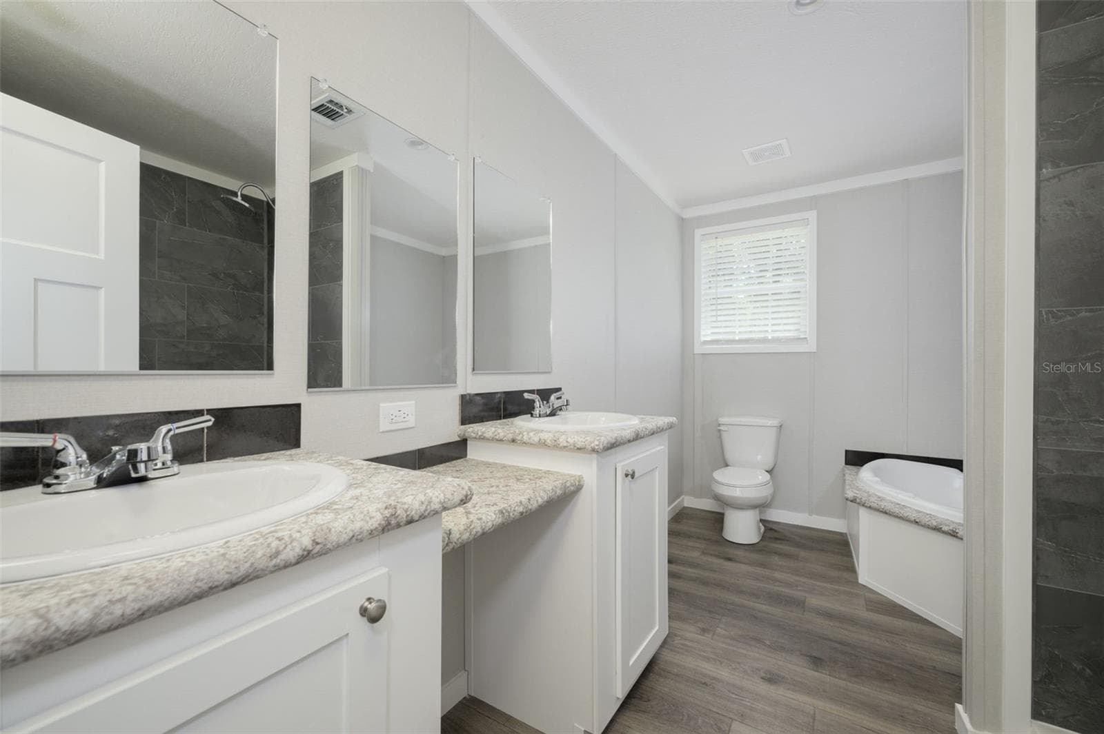 Dual vanities, garden tub, separate walk-in shower - 374 SISCO RD, POMONA PARK