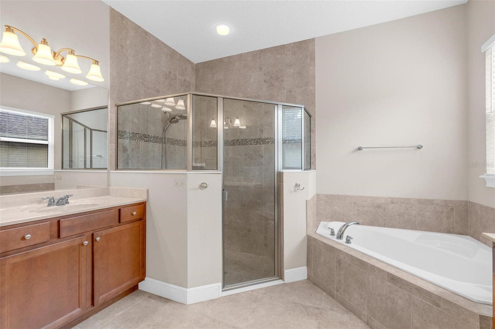PRIMARY BATHROOM. DUAL SINKS, SOAKING TUB + WALK IN SHOWER - 903 VICTORIA HILLS DR S, DELAND