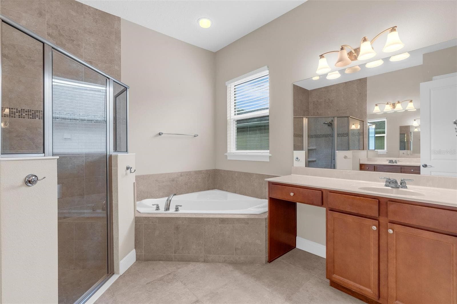 PRIMARY BATHROOM. DUAL SINKS, SOAKING TUB + WALK IN SHOWER - 903 VICTORIA HILLS DR S, DELAND