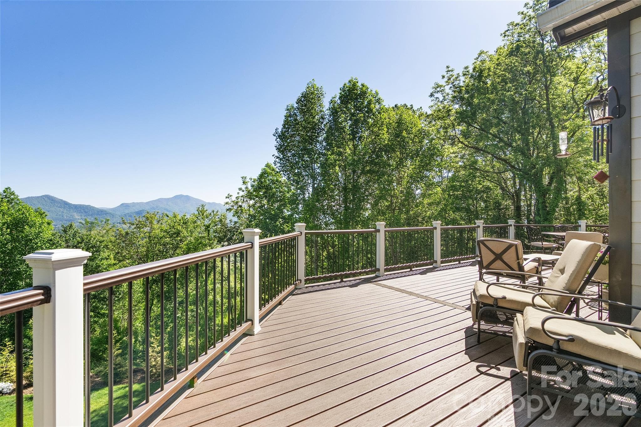 A deck with views - Waynesville