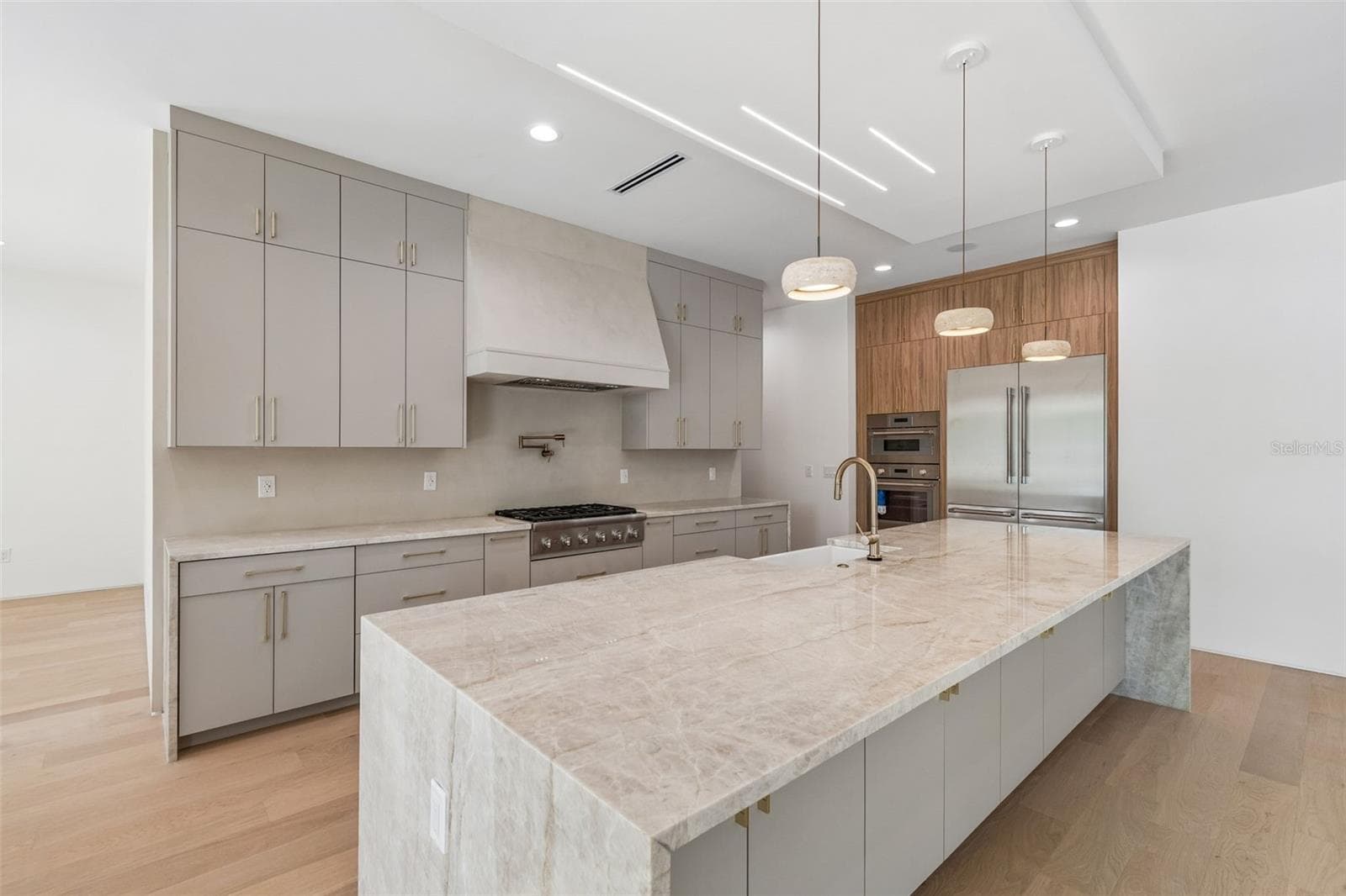 Single Family Residence at 206 S TREASURE DR, TAMPA, photo 13 of 74