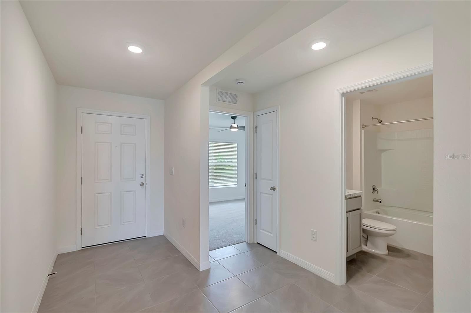 Single Family Residence at 810 ACE OUTLAW AVE, RUSKIN, photo 4 of 39